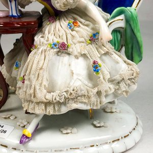 Figura de Porcelana: Dama con Vestido Floral y Perro - imagen 5