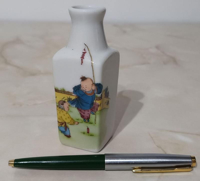 Lote siguiente: Jarrón de porcelana oriental con decoración de niños jugando con pirotécnica