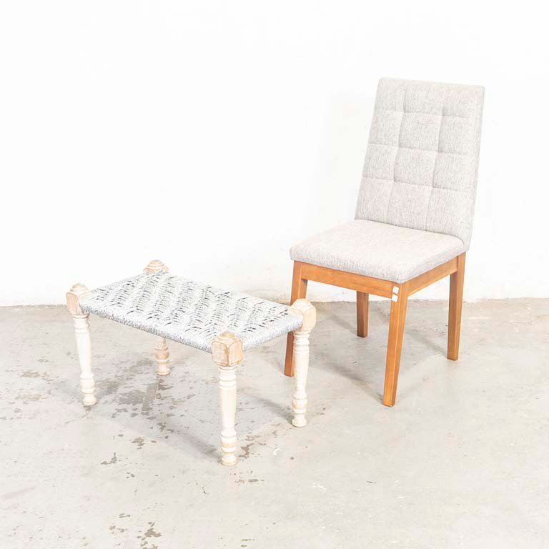 Lote siguiente: Silla y banqueta de estilo clásico