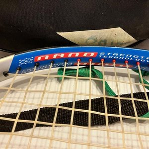 Lote se observa equipamiento de tenis de la marca Babolat - imagen 5