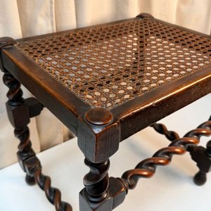 Taburete Antiguo de Madera Torneada con Asiento de Caña Fischel - imagen 3
