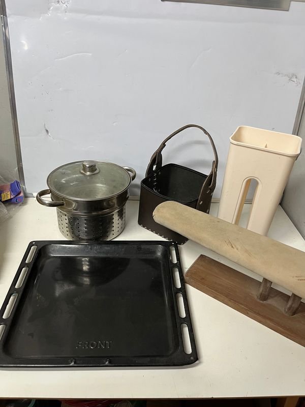 Lote de 5 Artículos de Cocina y Hogar: Asadera, Colador, Matera, Soporte Plancha y Balde