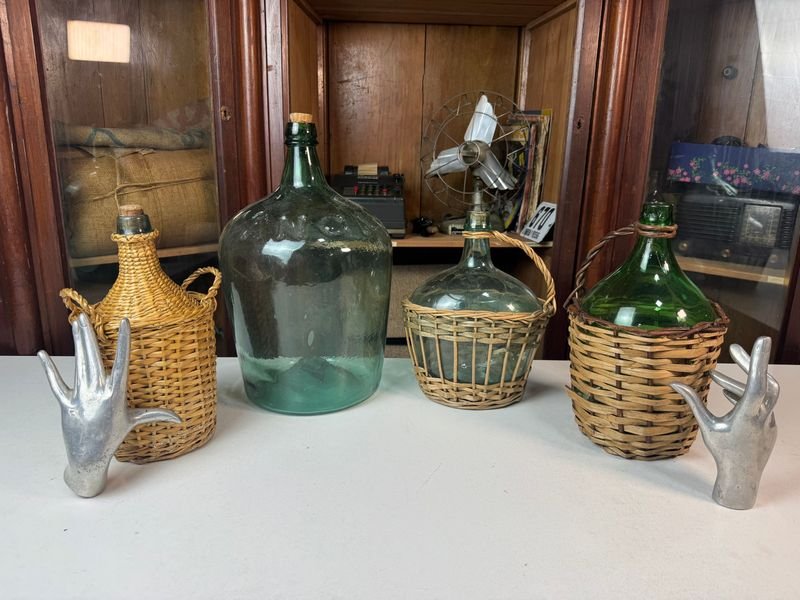 Lote siguiente: Colección de damajuanas y canastos