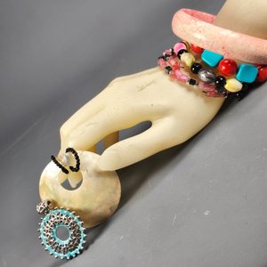 Lote de 13 Piezas de Bijouterie: Pulseras, Dijes y Collares Variados - imagen 8