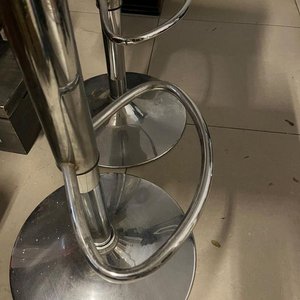 Juego de 2 Banquetas Altas Giratorias Blancas con Base Cromada y Asiento de Madera - imagen 3