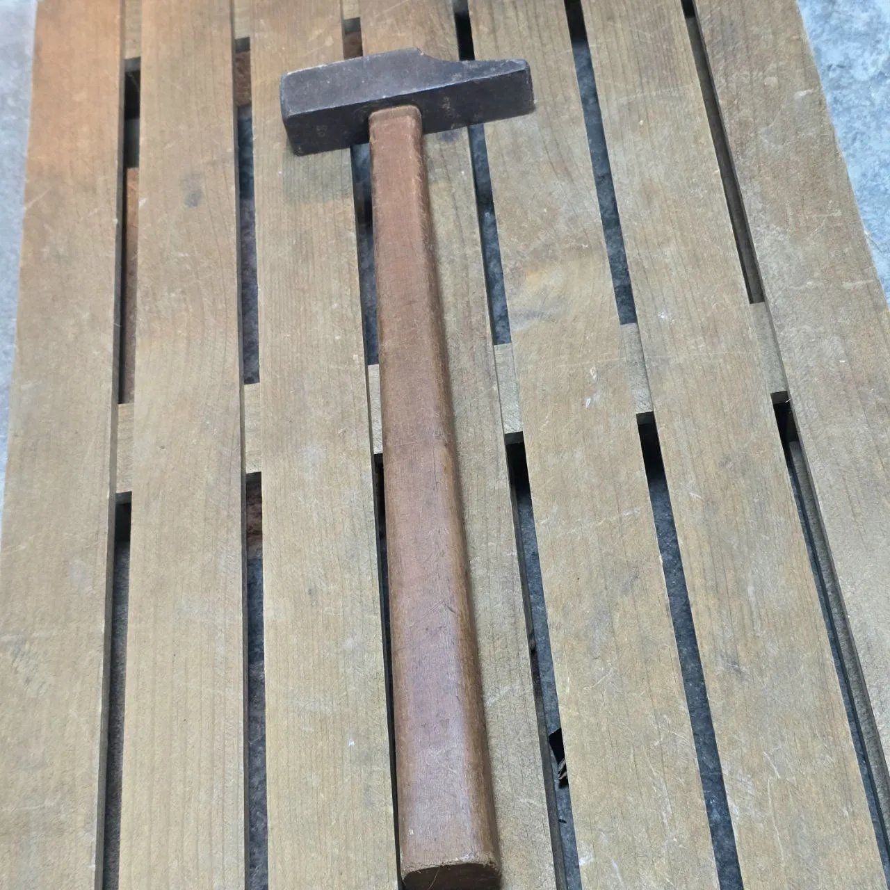 Martillo de Pena con Cabeza de Metal y Manija de Madera
