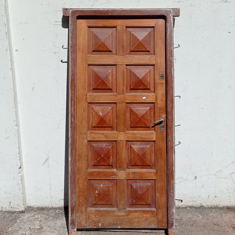 Lote siguiente: Puerta de exterior en cedro con cerradura y llaves