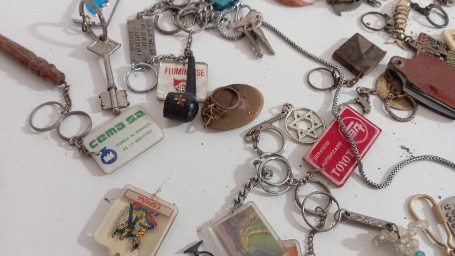 Colección de llaveros antiguos y variados - imagen 3