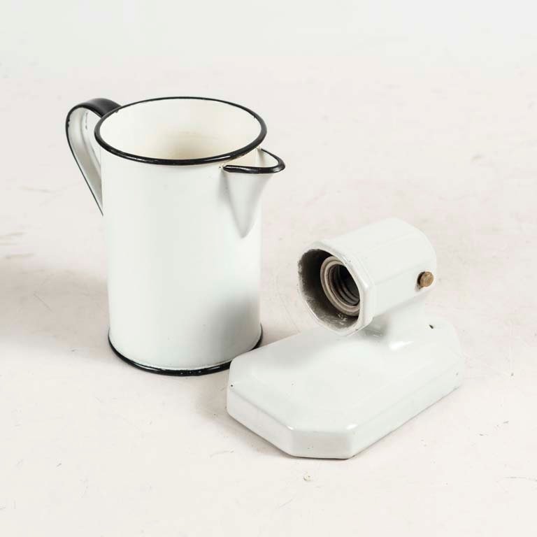 Lote siguiente: Porcelana y Jarrita Esmaltada