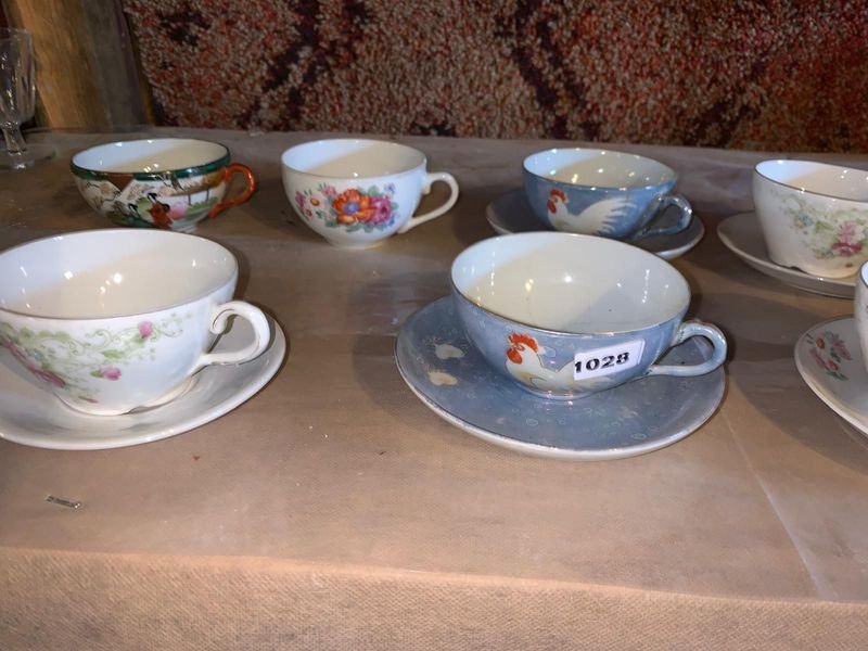 Lote siguiente: Lote de tazas de té variadas con patrones florales