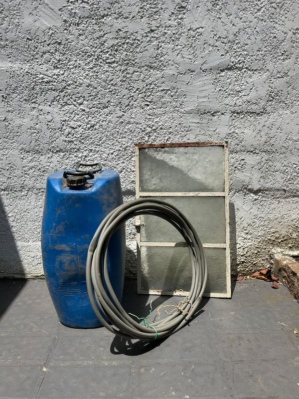 Tanque azul de 60 litros con tapa y accesorios - imagen 3