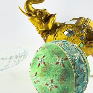 Centro de mesa hialino, esfera decorativa y elefante dorado - imagen 3