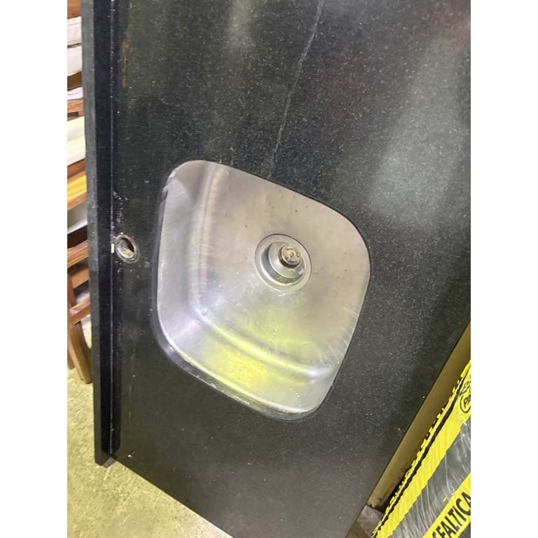 Mesada de mármol con pileta y rollo de membrana asfáltica - imagen 2