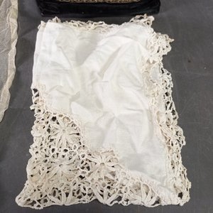 Tres Piezas de Lencería y Accesorios: Sobre Negro Bordado y Dos Carpetas de Encaje - imagen 5