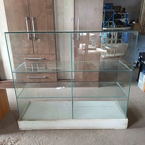 Vitrina Exhibidora de Vidrio con Base de Madera - imagen 3