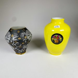 Lote siguiente: Dos floreros de porcelana checa y Bavaria alturas 20 y 16 cm