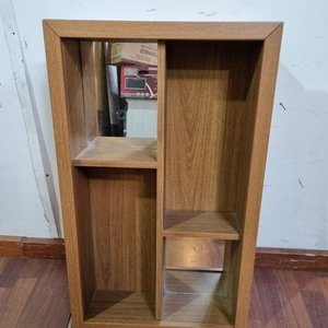 Lote siguiente: Estantería de Madera con Espejo y Compartimentos