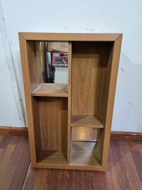 Estantería de Madera con Espejo y Compartimentos