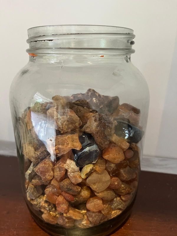 Frasco de Vidrio con Piedras Decorativas