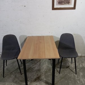 Juego de Comedor: Mesa de Madera Clara con Patas de Metal y 2 Sillas Grises - imagen 3