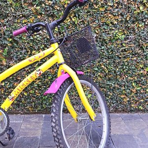 Bicicleta Infantil Amarilla con Canasto y Guardabarros Rosados - imagen 5