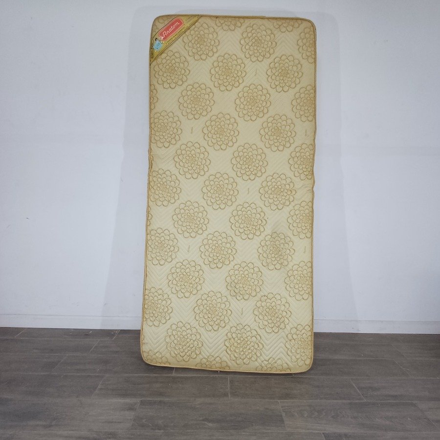 Lote siguiente: Colchón de una plaza con patrón floral y diseño de cuadros