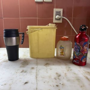 Lote siguiente: Lote de Recipientes y Vasos: Termo, Botella y Dispensador