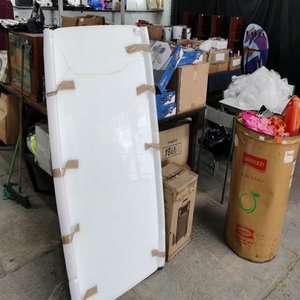 Lote siguiente: Tapa de Mesa Rectangular Blanca con Vidrio y Detalles en Madera