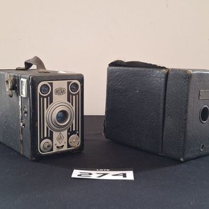 Lote anterior: Dos Antiguas Cámaras de Cajón: Kodak Brownie y Bilora Blitz-Box