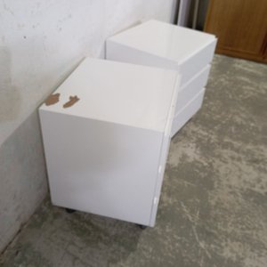 Juego de 2 Mesitas de Noche Blancas con 3 Cajones y Ruedas - imagen 4