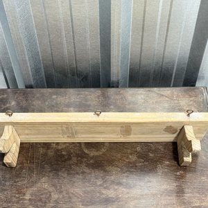 Perchero de Madera Claro con Soportes Decorativos - imagen 3