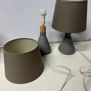 Lote siguiente: 2 Lámparas Veladoras Portátiles Grises con Pantallas