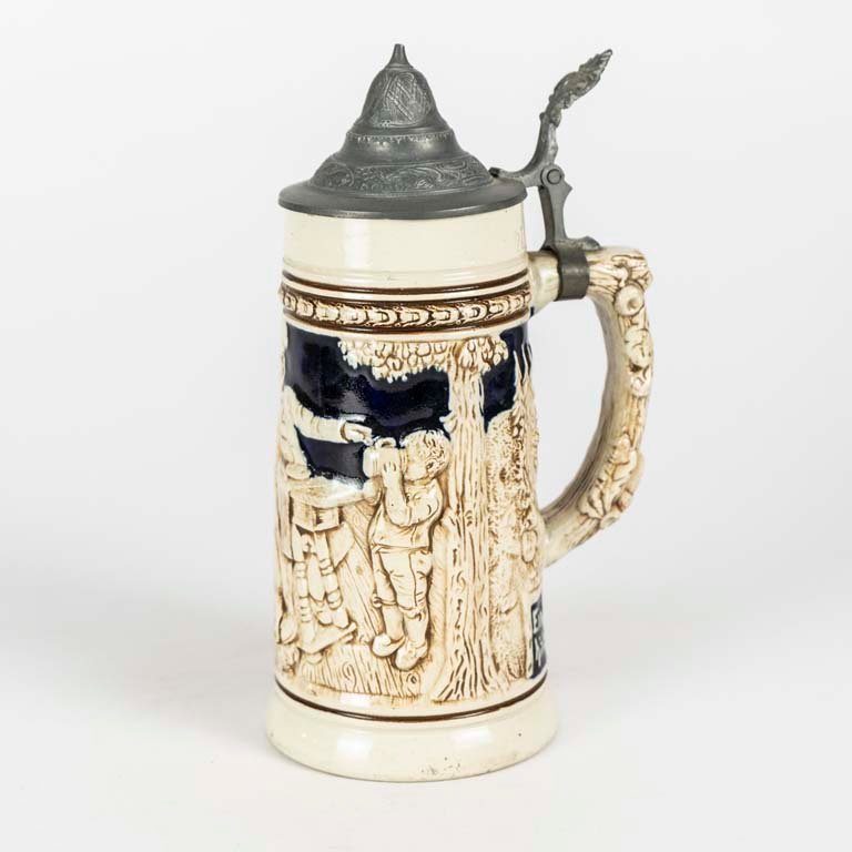 Jarra de cerveza cerámica con escenas en relieve y tapa de peltre - imagen 2