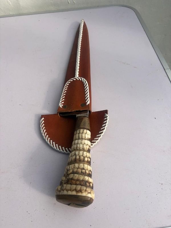 Cuchillo Artesanal Cola de Tatú con Funda de Cuero - imagen 1