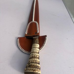 Lote anterior: Cuchillo Artesanal Cola de Tatú con Funda de Cuero