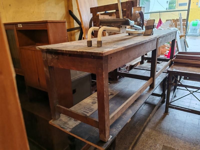 Mesa de trabajo antigua y rústica - imagen 5