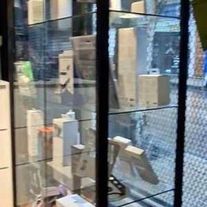 Exhibidor Negro de Metal con Iluminación y Estantes de Vidrio - imagen 2