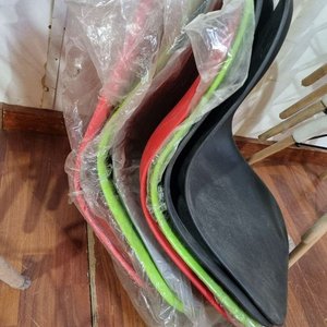 Lote de Sillas Plásticas con Patas de Madera y Asientos de Colores - imagen 5