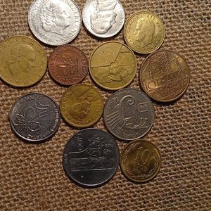 Lote siguiente: Lote de 12 Monedas Internacionales Variadas