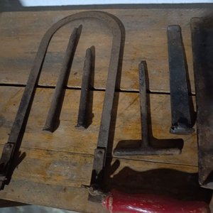 Lote de Herramientas Manuales Varias: Sierra, Escofina, Punzones y Cortafierro - imagen 4