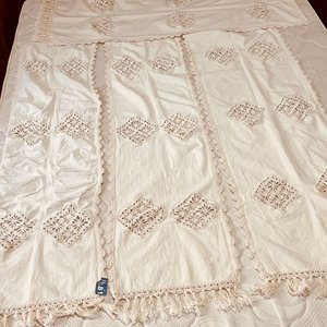 Lote siguiente: Juego de 4 Senderos Blancos con Bordados y Flecos