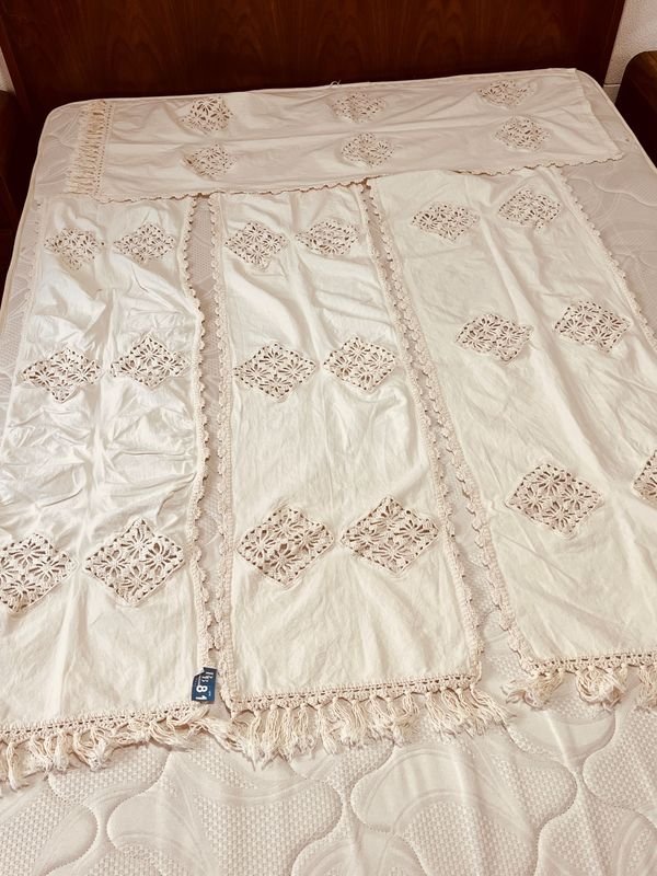 Juego de 4 Senderos Blancos con Bordados y Flecos