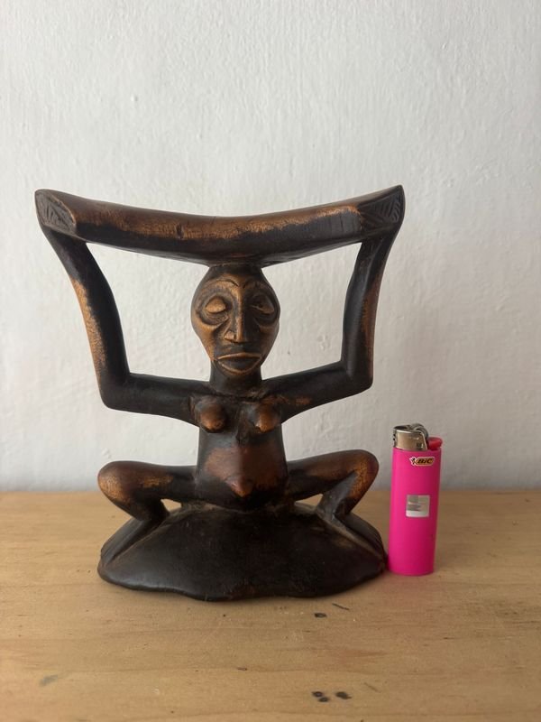 Figura africana de madera tallada - imagen 1
