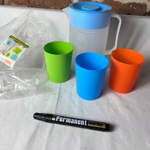 Jarra Plástica para Jugos con 3 Vasos de Colores - imagen 3