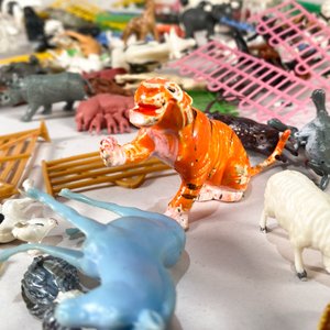 Colección de Animales de Granja y Zoo en Miniatura con Accesorios - imagen 3