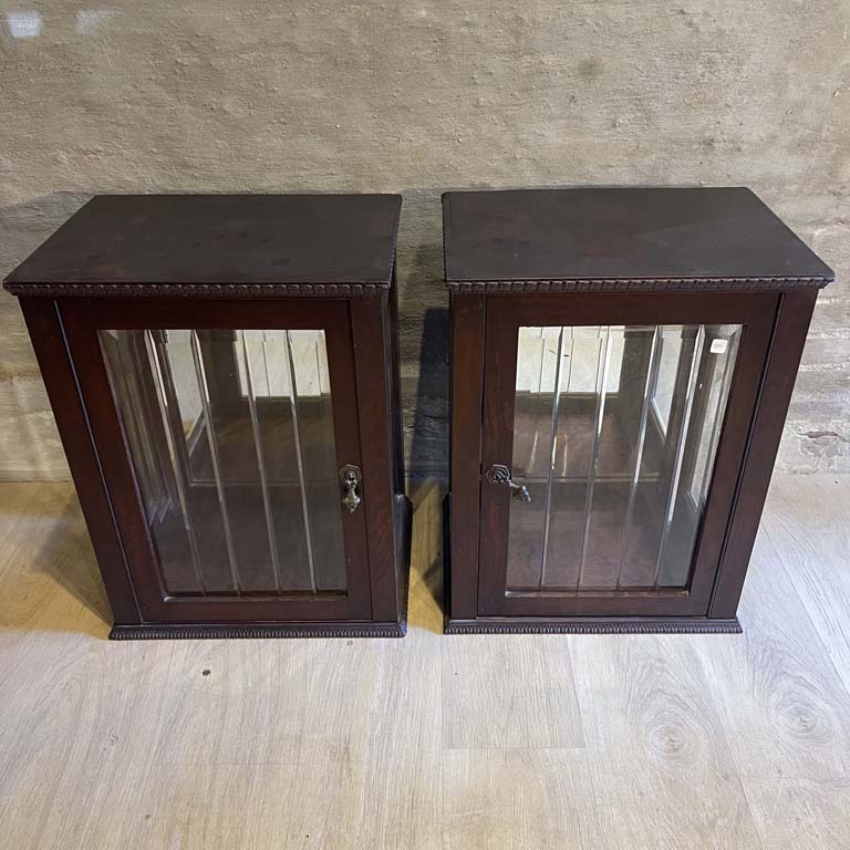 2 vitrinas de colgar en cedro con cristales biselados - Medidas: 46x33x59cm