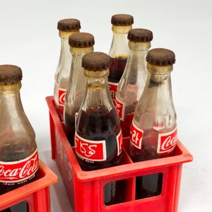 Lote de 2 Cajones Plásticos con Botellitas Coca-Cola de Adorno Antiguas - imagen 4