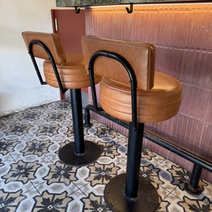 Lote #012 – Dos butacas para barra en caño grueso de amurar al piso, tapizadas en cuero color whisky – 37cm diámetro asiento, 74cm de altura al asiento y 92cm total - imagen 5
