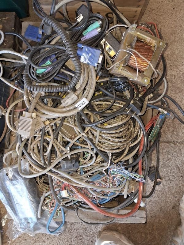 Lotes de cables y componentes electrónicos en mal estado - imagen 2