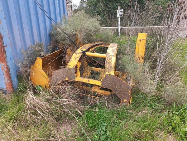 Cuchara de retroexcavadora amarilla para maquinaria